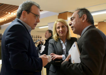 Ο αναπλ. Υπουργός Περιβάλλοντος & Ενέργειας, Σ. Φάμελλος με τον Πρόεδρο της Π.Ε.Δ.Α., Γιώργο Ιωακειμίδη . Στο μέσον η Περιφερειάρχης Αττικής, Ρένα Δούρου